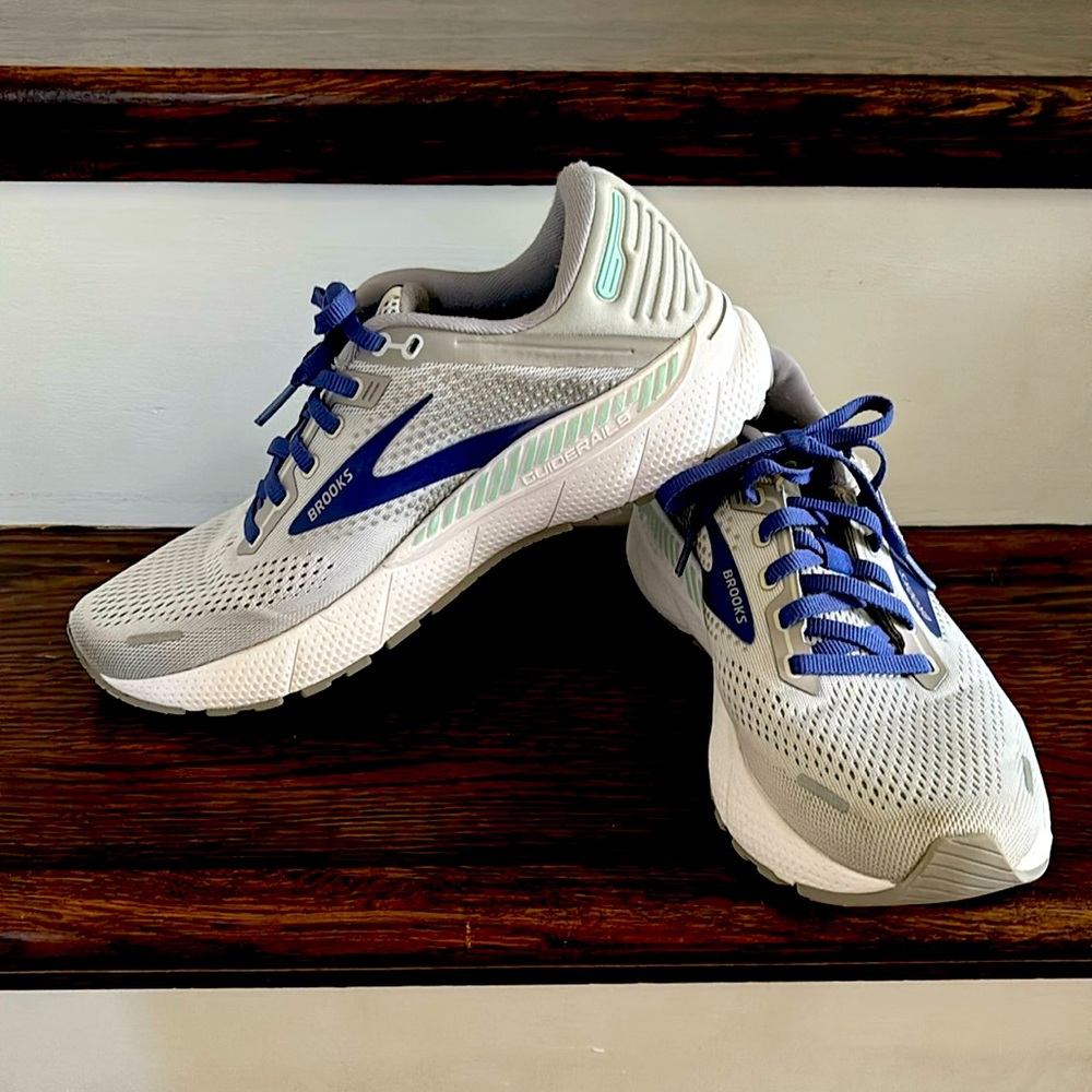 BROOKS WOMEN'S ADRENALINE GTS 22. Size 9